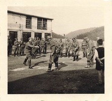 Deutsche Soldaten mit Gasmaske