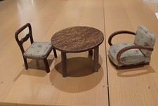 ca von 1954 1 Tisch 1 Stuhl 1 Sessel für Puppenhaus Maßstab 1:15 ?