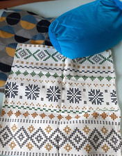 3 Deko-Kissenbezüge 50 x 50 cm und ein blaues Kissen (Kügelchen), ca. 40 x 20 cm