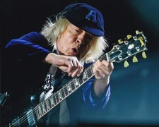 Angus young signed autogramm - young,
