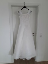 Brautkleid mit langer Schleppe von Nana Couture Gr. 38