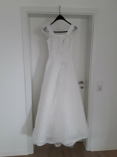 Brautkleid mit langer - , schleppe