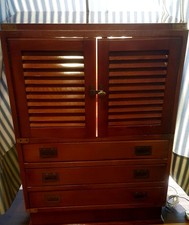 Mahagoni-Schrank im maritimen