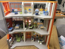 Playmobil Kinderklinik 6657 mit Zusatzetage, Ladeplatz für Hubschrauber etc.