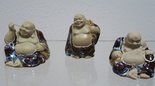 Drei Keramik Buddhas Glücksbuddha Deko signiert Skulptur Figur Figuren 