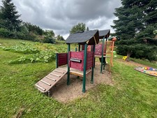 Klettergerüst Spielturm aus Holz – mit Rutsche, Fallrohr & Spielküche, stabil