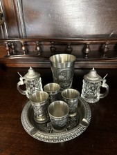 Ein Set aus Zinn einem Aschenbecher zwei Biergläsern, einem Glas, vier Gläsern
