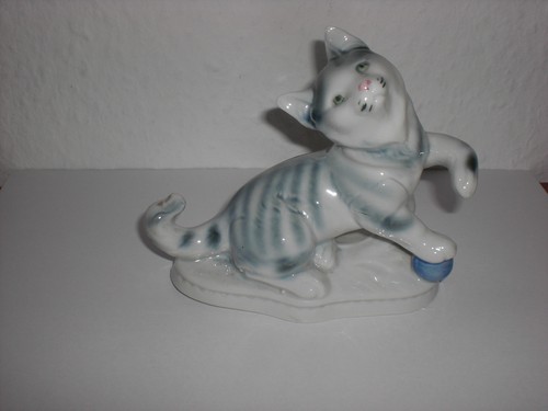 Alte porzellan katze mit ball - katze,