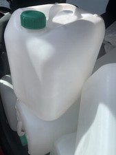 wasserkanister 10 liter/6 l, wrr er weiße Farbe , für 2 Euro, 25 Stück.