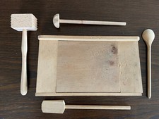 Konvolut: Altes Kinder Holz Koch-und Backutensilien mit Holzbrett/Arbeitsbrett