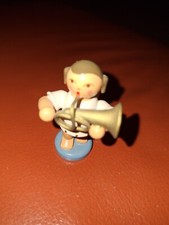 Engel mit Trompete mit Braunem