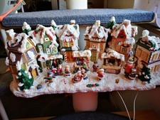 Verschneites Weihnachtdsorf, beleuchtet aus  Keramik XXL Ausführung 53 cm breit 