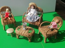 Puppen Korbmöbel mit 3 Puppen und Hocker - als Konvolut