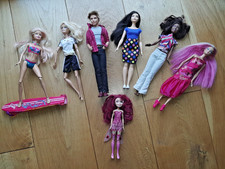 Konvolut Barbies + Ken + Kleiderschrank und Kleidung + Mia and me, Surf-Barbie!