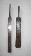 2 Hobelmesser für Nuthobel; 3 und 5 mm breit, Gesammtlänge 17 und 20 cm. (59)
