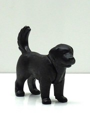 Grosser schwarzer hund - schwarzer,