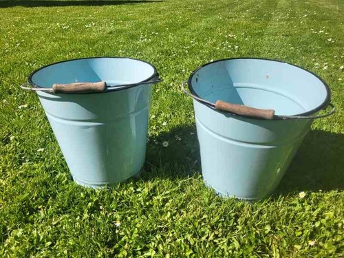 Zwei hellblaue emaille eimer - hellblaue,