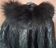 Lederkurzmantel / Kapuze mit Echtpelzrand / schwarz