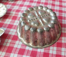 Kleine alte runde Backform Puddingform von Oma 9cm