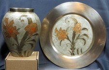 Blumenvase und Wandteller