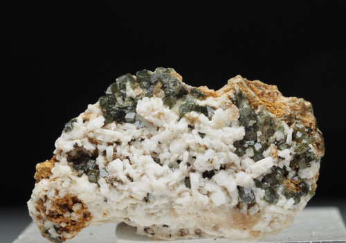 Granat grossular feldspat - grossular,,