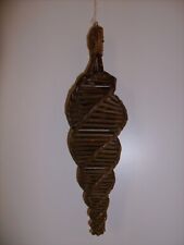 Windspiel aus Holz, geflochten