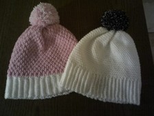 2 niedliche Damen/Mädchen-Bommel-Mützen Handarbeit rosa und weiß neu
