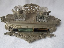 alte Schreibtisch-Garnitur Metallguss Stifteablage mit 2 Tintenfässchen aus Glas