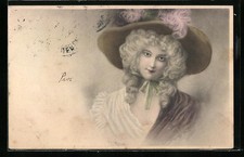 Künstler-AK Wichera: Junge Dame mit üppigen Locken und opulentem Hut, den Betra 