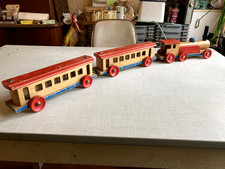 Eisenbahn (alt) - Holz- Lok mit 2 Personenwagen - 75 cm - Bodenläufer - DDR 