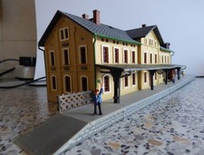 Bahnhof mit Beleuchtung , in
