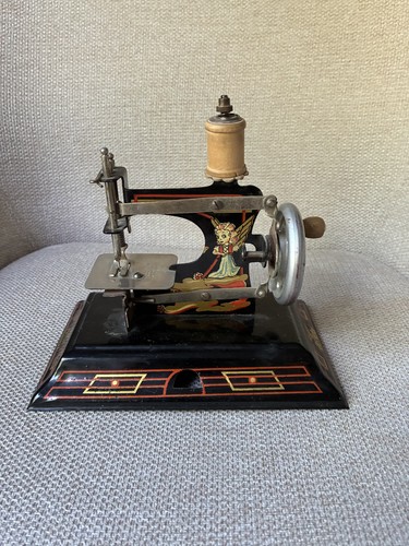 Alte casige kindernähmaschine - alte,