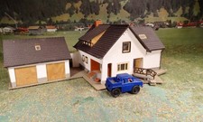 H0 Wohnhaus mit Garagenhof +