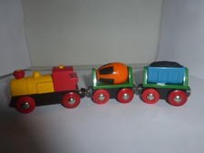 BRIO 33319 Zug mit Batterielok und zwei bewegende Waggons während der Fahrt