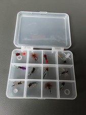 Fliegenfischen: 12 Handgebundene Fliegen/Nymphen mit Box