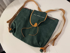 Vintage Rucksack aus Segeltuch & Leder – bestickt „Tölzer Mützen Stüberl“ – grün