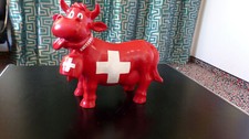 Kuh, mit weißen Kreuz, ironisiertes Symbol der Schweizer Flagge, Kunststoff, neu