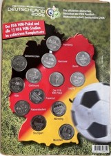 Der FIFA WM-Pokal und alle 12