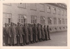 Foto - Soldaten mit Stahlhelm und Mantel - 2.WK
