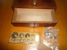 Antike Apothekerwaage  Goldwaage mit Gewichtesatz und Pinzette mit Buch