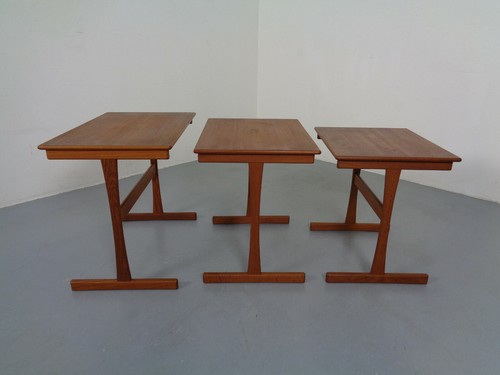 Teak nesting tables - nesting, attributed