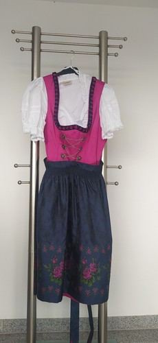 Fesches dirndl mit passender - fesches,