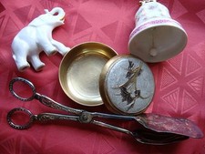 Konvolut Flohmarktware, Vitrinen Zierteile, Porzellan, Messing, Versilbertes