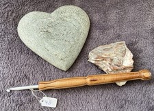 Häkelnadel 4,5 mm Handgemacht Holz Schichtholz Natur mit Applikation Gedrechselt