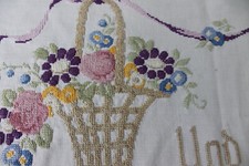 Alt Besticktes Tischtuch Kredenz Tischdecke Blumenkörbchen Handarbeit