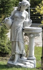 Frau an Säule Wasserspiel