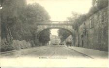 AK Kassel -Frankfurter Straße, Straßenbahngleise, Brücke, Stützmauern -1905 gel.