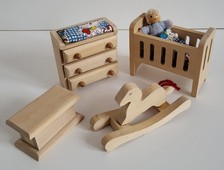 Puppenhaus-Möbel Babyzimmer Wickelkommode Bett Truhe Schaukelpferd