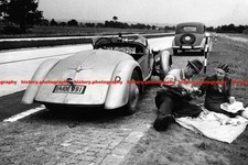 F018352 Paar ruht neben einer