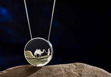 D15 Anhänger Wüste Kamel Karawane auf Blaufluss Nachthimmel 925 Sterlingsilber